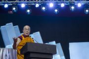 Его Святейшество Далай-лама выступает с обращением во время семинара «Мир и гармония во всем мире с опорой на межконфессиональный диалог». Мумбаи, штат Махараштра, Индия. 13 августа 2017 г. Фото: Тензин Чойджор (офис ЕСДЛ)