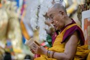 Его Святейшество Далай-лама читает строфы из текста во время третьего дня четырехдневных учений, организованных по просьбе буддистов из Юго-Восточной Азии. Дхарамсала, Индия. 31 августа 2017 г. Фото: Тензин Чойджор (офис ЕСДЛ)
