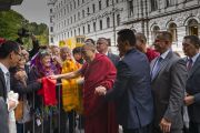 Его Святейшество Далай-лама здоровается с людьми на входе в гостиницу. Рига, Латвия. 22 сентября 2017 г. Фото: Тензин Чойджор (офис ЕСДЛ)