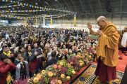 Его Святешйество Далай-лама машет рукой собравшимся в зале "Сконто" перед началом первого дня учений для стран Балтии и России. Рига, Латвия. 23 сентября 2017 г. Фото: Тензин Чойджор (офис ЕСДЛ)