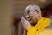 Его Святейшество Далай-лама приветствует более 1300 буддистов из Тайваня, по просьбе которых были организованы учения по трактату Чандракирти «Вступление на срединный путь». Дхарамсала, Индия. 3 октября 2017 г. Фото: Тензин Чойджор (офис ЕСДЛ)