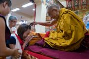 Его Святейшество Далай-лама шутливо приветствует и благодарит одну из организаторов группы тайваньских буддистов, по чьей просьбе были проведены нынешние учения. Дхарамсала, Индия. 6 октября 2017 г. Фото: Тензин Чойджор (офис ЕСДЛ)