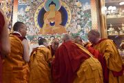 Его Святейшество Далай-лама беседует с монахами во время церемонии дарования полных монашеских обетов, организованной в зале собраний его резиденции. Дхарамсала, Индия. 10 октября 2017 г. Фото: дост. Тензин Джампель