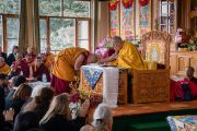 Настоятель монастыря Намгьял благодарит Его Святейшество Далай-ламу за участие в торжественном открытии новой школы. Дхарамсала, Индия. 2 ноября 2017 г. Фото: Тензин Чойджор (офис ЕСДЛ)