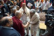 Его Святейшество Далай-лама прибывает в Правительственный колледж для участия в конференции, посвященной вопросам мира во всем мире. Дхарамсала, Индия. 2 декабря 2017 г. Фото: Лобсанг Церинг.