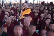 Монахи наблюдают, как Его Святейшество Далай-лама выполняет подготовительные церемонии для посвящения Хаягривы в монастыре Сера Чже, на которое собралось более 15000 верующих. Билакуппе, штат Карнатака, Индия. 20 декабря 2017 г. Фото: Лобсанг Церинг.