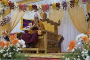 Его Святейшество Далай-лама благодарит юных артистов, выступивших в начале его встречи с тибетцами и жителями Гималайского региона, организованной в зале Двора короля на территории дворца Трипура Васини. Бангалор, штат Карнатака, Индия. 25 декабря 2017 г. Фото: Тензин Чойджор.