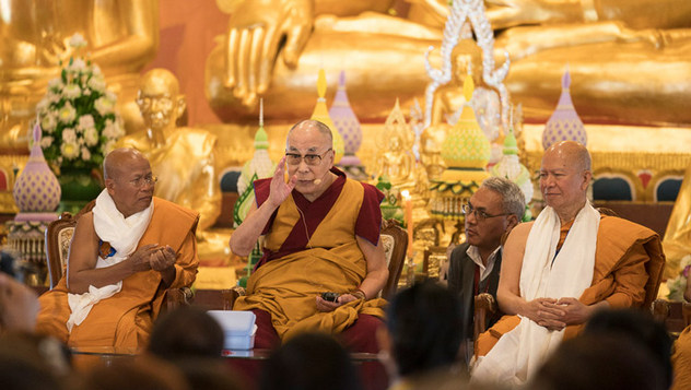 Далай-лама прочел публичную лекцию для школьников из Бихара и принял участие в церемонии открытия храма Ват Па Буддхагая Ванарам