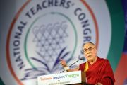 Его Святейшество Далай-лама выступает с обращением на церемонии открытия Второго национального конгресса учителей в Технологическом институте Махараштры. Пуна, штат Махараштра, Индия. 10 января 2018 г. Фото: Лобсанг Церинг.