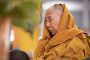 Его Святейшество Далай-лама проводит предварительные церемонии для посвящения Ямантаки 13-ти божеств. Бодхгая, штат Бихар, Индия. 19 января 2018 г. Фото: Мануэль Бауэр.