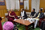 Его Святейшество Далай-лама беседует с главным министром штата Химачал-Прадеш Джай Рамом Такуром.  Дхарамсала, Индия. 1 февраля 2018 г. Фото: дост. Тензин Джампель.