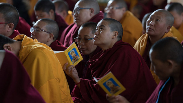 В День явления чудесных сил Будды Далай-лама даровал традиционные учения по «Джатакам» и «Восхвалению взаимозависимого происхождения» Чже Цонкапы