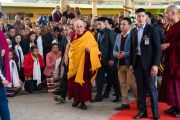 Его Святейшество Далай-лама прибывает в главный тибетский храм на церемонию подношения молебна о долгой жизни, организованную монахинями основных школ тибетского буддизма. Дхарамсала, Индия. 1 марта 2018 г. Фото: Тензин Чойджор.