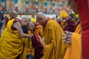 Его Святейшество Далай-лама приветствует Шарце Чодже по прибытии в главный тибетский храм на церемонию подношения молебна о долгой жизни. Дхарамсала, Индия. 1 марта 2018 г. Фото: Тензин Чойджор.