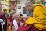 Его Святейшество Далай-лама приветствует пожилую монахиню, сделавшую традиционное завершающее подношение во время молебна о долгой жизни, организованного монахинями основных школ тибетского буддизма. Дхарамсала, Индия. 1 марта 2018 г. Фото: Тензин Чойджор.