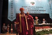 По завершении 1-й церемонии вручения дипломов Центрального университета Джамму Его Святейшество Далай-лама благодарит аудиторию. Джамму, штат Джамму и Кашмир, Индия. 18 марта 2018 г. Фото: Тензин Чойджор.