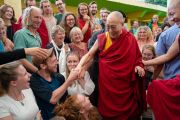 Его Святейшество Далай-лама пожимает руки некоторым из более чем 1000 туристов, собравшихся во дворе главного тибетского храма. Дхарамсала, Индия. 19 мая 2018 г. Фото: Тензин Чойджор.
