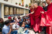 Его Святейшество Далай-лама приветствует слушателей, собравшихся в главном тибетском храме. Дхарамсала, Индия. 19 мая 2018 г. Фото: Тензин Чойджор.