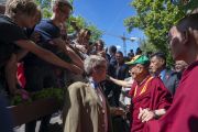 Покидая площадь Тибета, Его Святейшество Далай-лама пожимает руки своим сторонникам и почитателям. Вильнюс, Литва. 13 июня 2018 г. Фото: Тензин Чойджор.