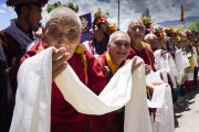 Верующие выстроились вдоль дороги, чтобы выразить почтение Его Святейшеству Далай-ламе, возвращающемуся в свою резиденцию по завершении торжеств по случаю 83-летия. Ле, Ладак, штат Джамму и Кашмир, Индия. 6 июля 2018 г. Фото: Тензин Чойджор.