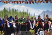 Ладакские студентки выступают во время торжеств, организованных на площадке учений в Шивацель по случаю 83-летия Его Святейшества Далай-ламы. Ле, Ладак, штат Джамму и Кашмир, Индия. 6 июля 2018 г. Фото: Тензин Чойджор.