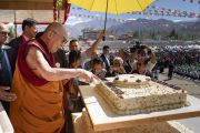 Его Святейшество Далай-лама разрезает праздничный торт во время торжеств, организованных по случаю его 83-летия. Ле, Ладак, штат Джамму и Кашмир, Индия. 6 июля 2018 г. Фото: Тензин Чойджор.